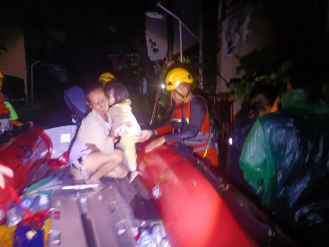 Ratusan Relawan SAR Masih Berjibaku Evakuasi Warga yang Terjebak Banjir