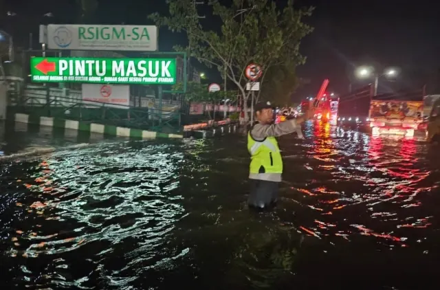 Limpasan Air Rob, Jalan Kaligawe Semarang Banjir Lagi