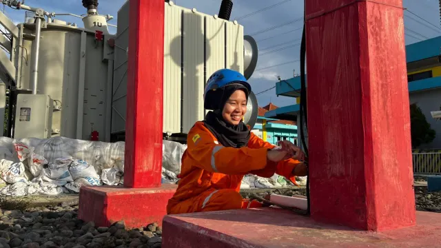 Kisah Luffi, Srikandi PLN Saat Tangani Banjir di Kudus