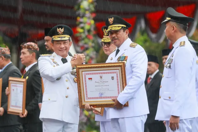 Dipimpin Nana Sudjana, Pemprov Jateng Borong Penghargaan