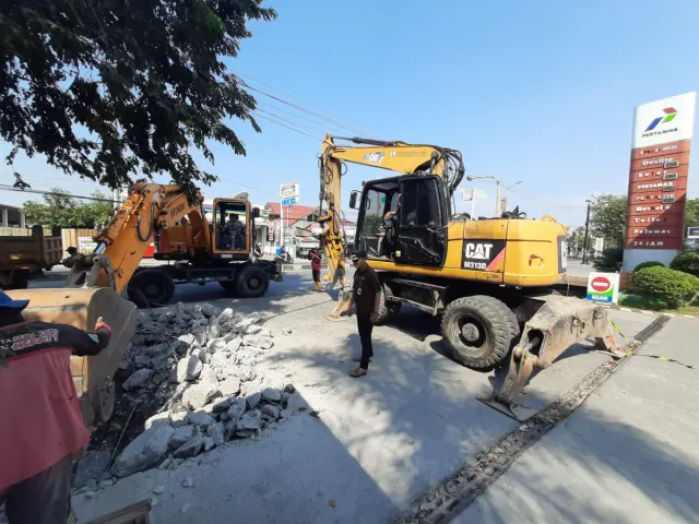 Tanpa Izin, Penyambung Jalan Masuk Dibongkar Pemkot Semarang