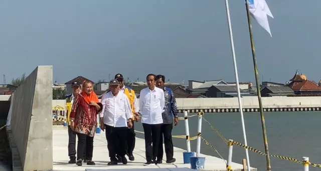 Usai Salat Id, Presiden Jokowi Cek Proyek Tanggul Laut di Tambaklorok Semarang
