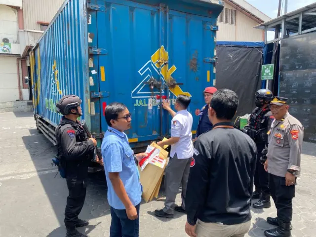 Sat Brimob Polda Jateng Kawal  Distribusi Logistik Pemilukada 2024, Pastikan Surat Suara Tiba Tepat Waktu