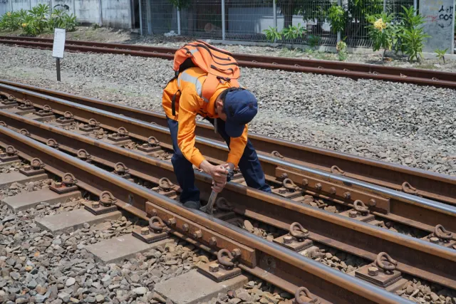 KAI Daop 4 Semarang Terjunkan Ratusan Petugas Pemeriksa Jalur untuk Keselamatan Perjalanan Kereta Api
