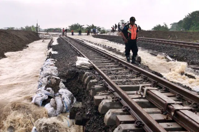 Aliran Sungai Tuntang Meluap, Jalur KA antara Stasiun Gubug - Stasiun Karangjati Tidak Bisa Dilalui